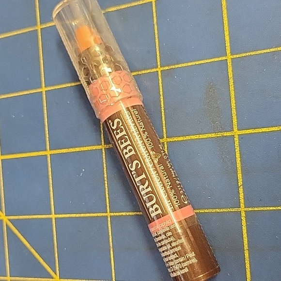 Burt's Bees Other - Burt's Bees Red Matte Lip Crayon Niagra Overlook 0.11g New Sealed